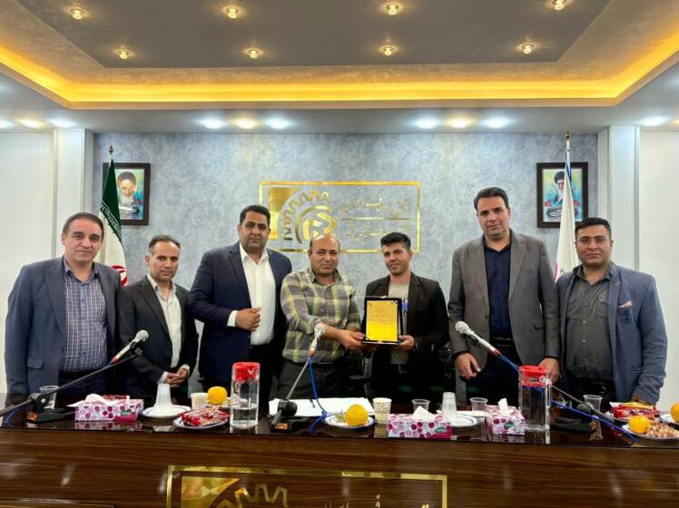 تقدیر از رئیس اتحادیه مرغ، ماهی و تخممرغ شهرستان خمینیشهر در اجلاس ماهانه اتاق اصناف